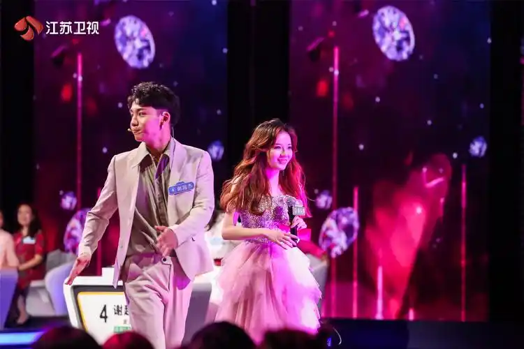 新相亲大会孟非潮流look获观众爆灯点赞两大爱情话题引热议