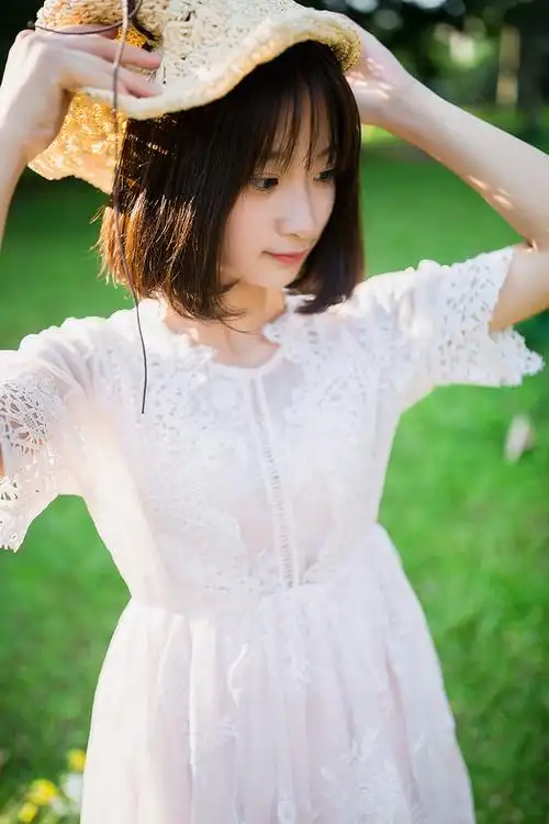 夏日阳光女孩蕾丝连衣裙捧花甜美暖意十足写真图片