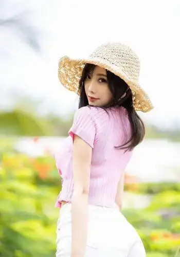 时尚:小姐姐简单朴素的穿搭,穿出了活力青春的风采