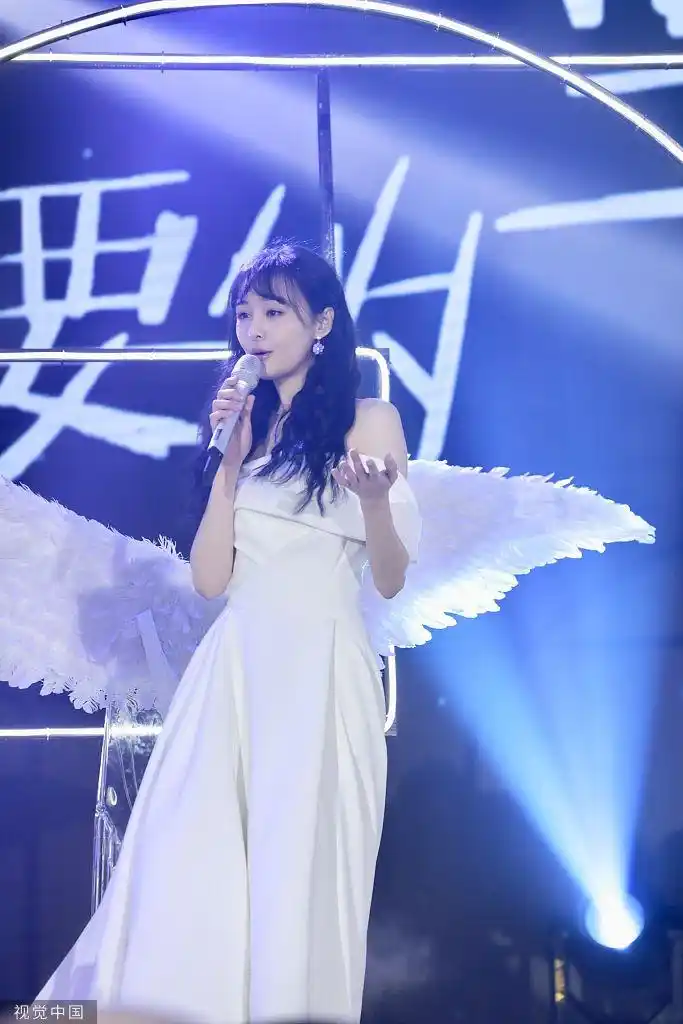 组图:郑爽生日会露肩白裙清爽可人 搭配天使翅膀唱歌宛如仙女