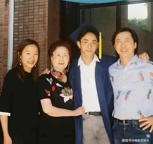 原创庾澄庆全家参加哈利毕业典礼现任妻子气质非凡前妻伊能静缺席