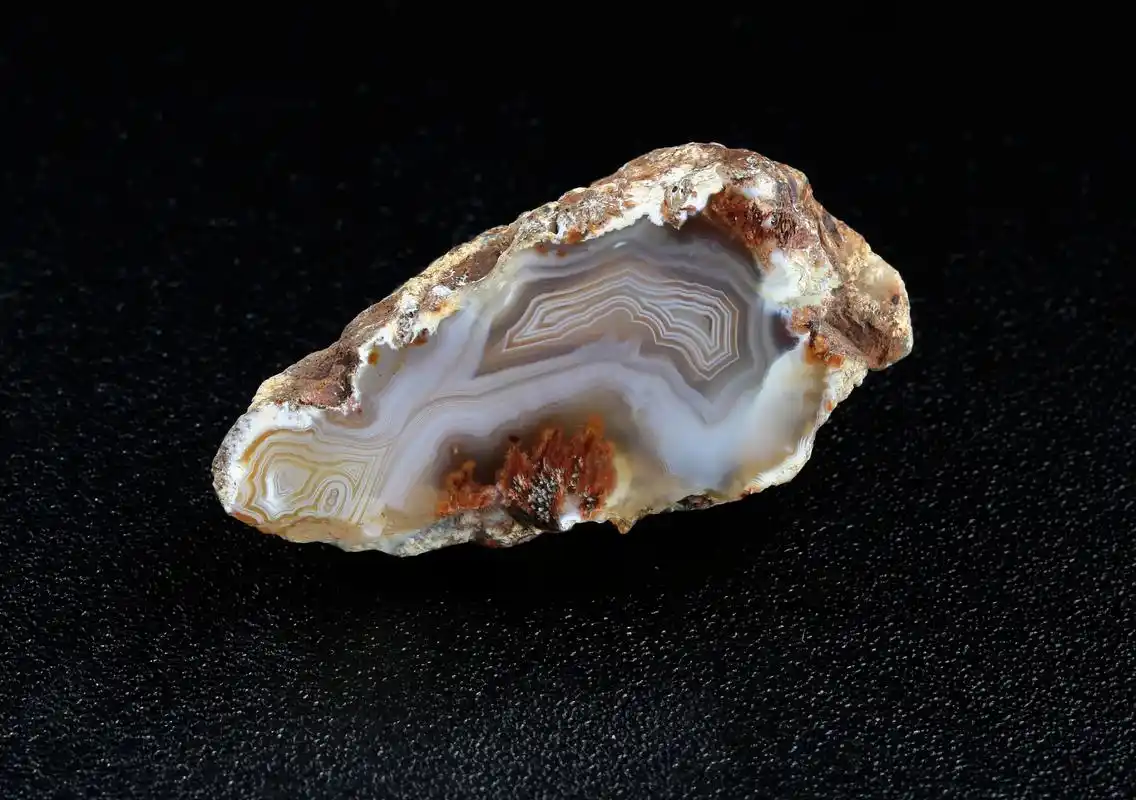 点我头像看直播# #和田玉# #陨石# 玛瑙是一种天然玉石,属于石英课镲