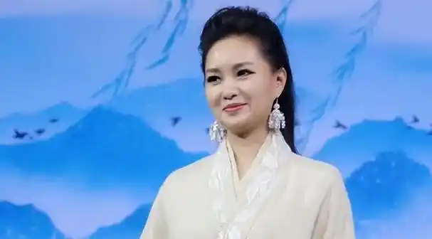 她是第一位博士级歌唱家上过12次春晚丈夫的身份更是深藏不露