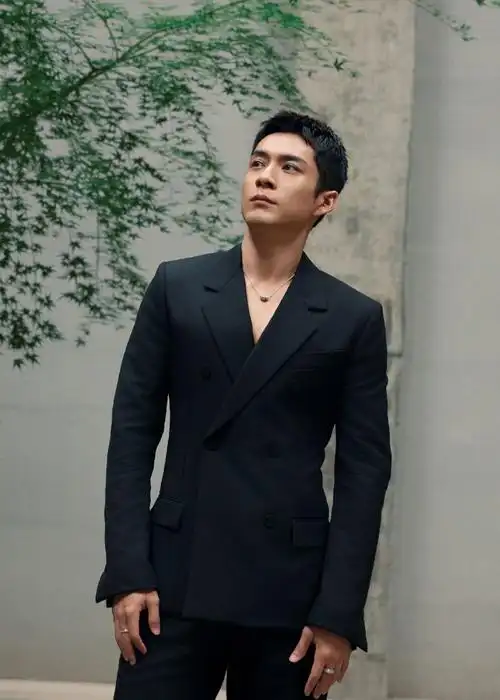 韩东君真空深v西装##韩东君黑色深v西装