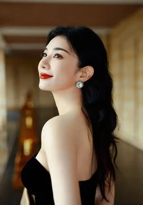 黄奕黑色抹胸装性感香肩写真_造型_网友_事业