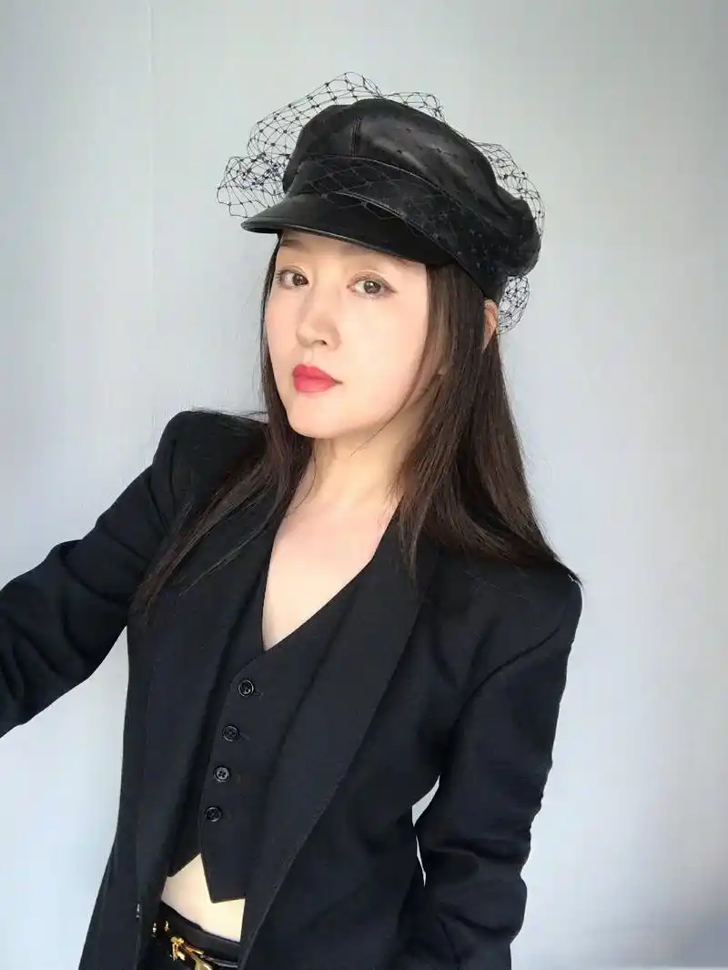 原创杨钰莹48岁了穿露脐装搭纱网报童帽甜美少女走帅酷风格美极了