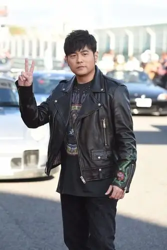 斗球直播:力甩"周肿"称号 周杰伦清瘦近照曝光