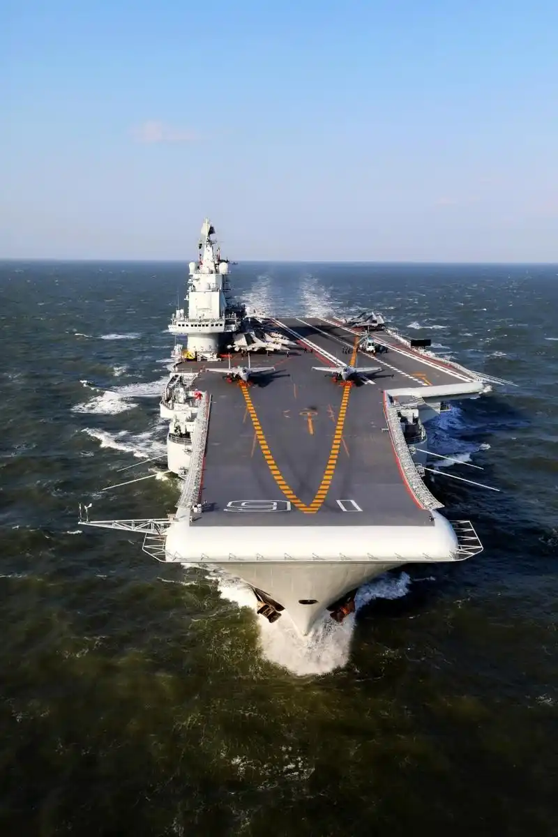 甲板上十六架舰载机!中国辽宁号航母进港美图