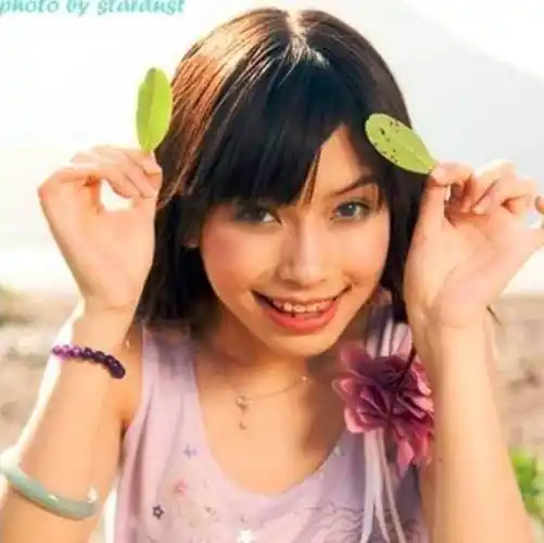 其实angelababy在很早就出道了,因为家庭的原因,她不得不出来挣钱补贴