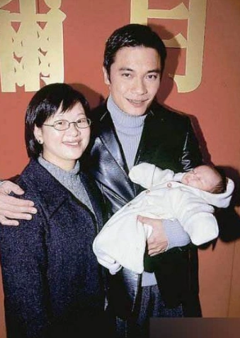 56岁罗嘉良与妻子录视频晒恩爱却从未与恋爱20年的发妻晒过幸福