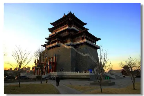 夕阳中的宝津楼