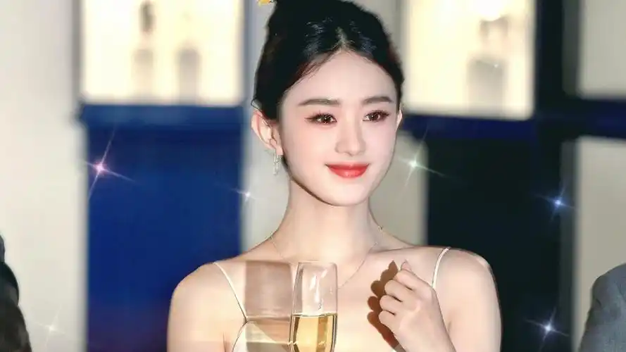 赵丽颖白裙簪发甜美可爱,大气温婉