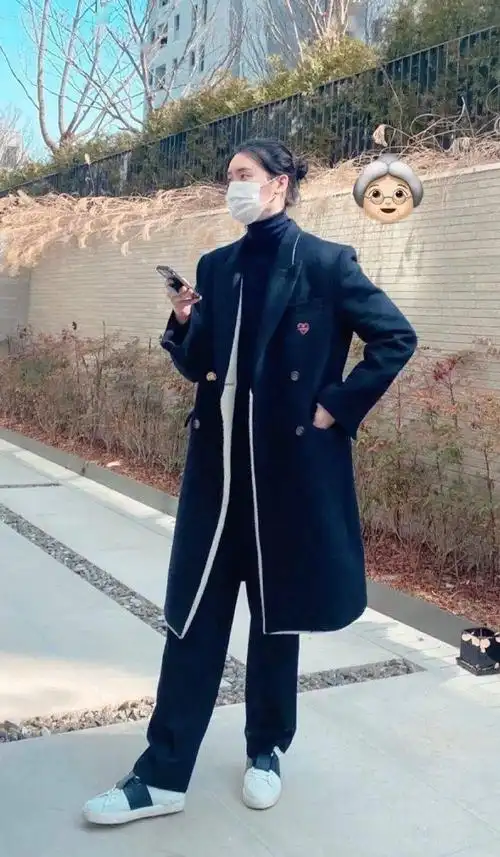 李钟硕为拍新戏蓄长发扎成丸子头戴口罩难掩帅气