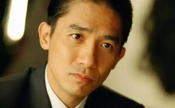 事实证明61岁久居日本的梁朝伟已经走上了另一条大道