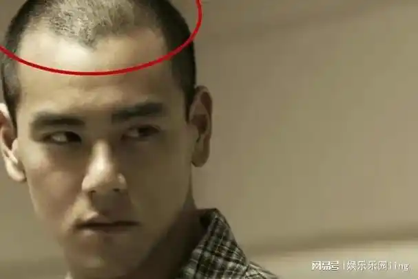 搜图有网友扒出他在拍电影中为了更好的还原角色,在电影中剃了寸头