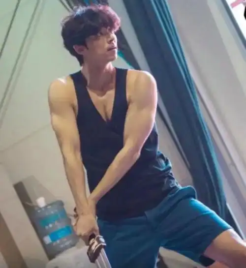 41岁孔刘每天健身三小时,爆肌照格外养眼,网友:罕见的不油腻_身材