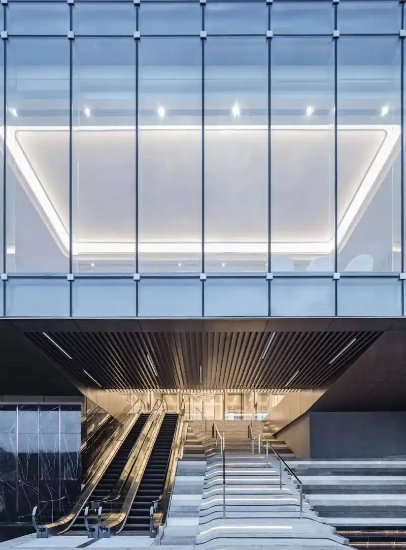 轻盈透明的玻璃幕墙外立面简洁的形态犹如一个时光宝盒