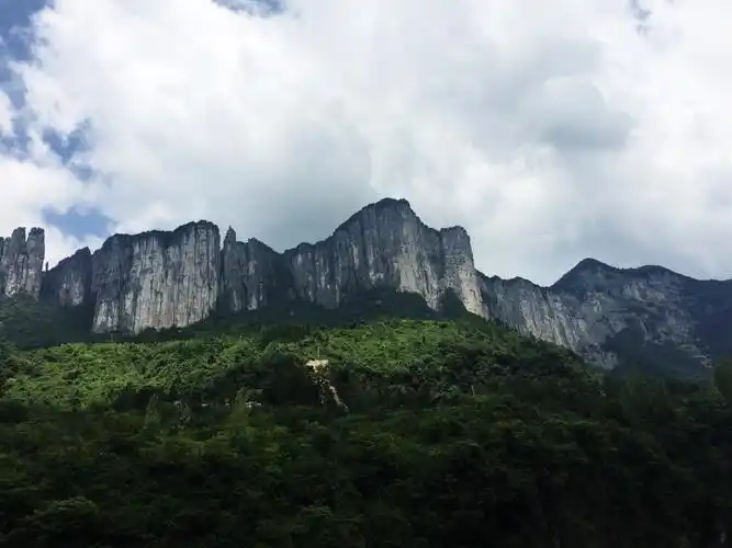 我必须是你近旁的一座山峰,做为山的形象和你站在一起.