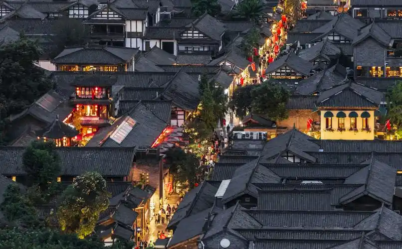 2018年,商务部启动步行街改造提升试点,成都宽窄巷子步行街纳入全国