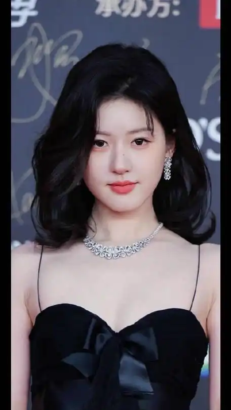 感觉赵露思短发造型多多少少有点丰满