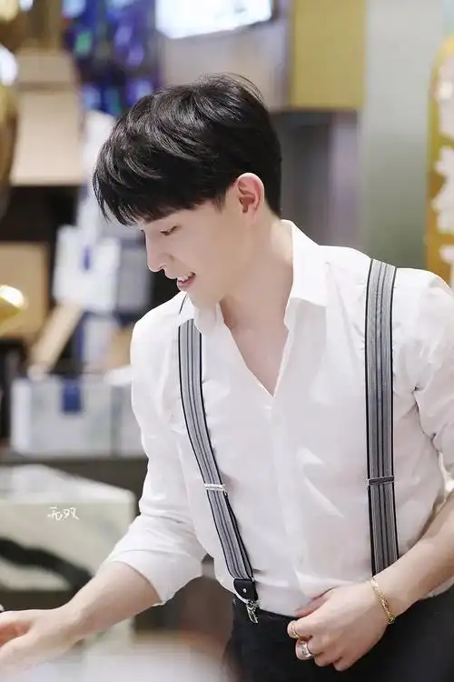 邓伦穿白衬衣,就更有韩国欧巴的感觉,够精致够man