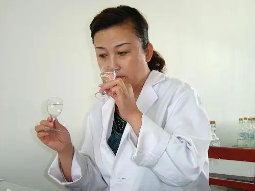 对白酒的嗅闻方法是