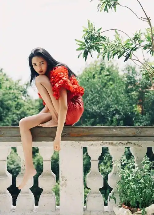 王紫璇会玩,穿荷叶边上衣配橙红色皮裤,坐护栏上美腿更迷人了_造型
