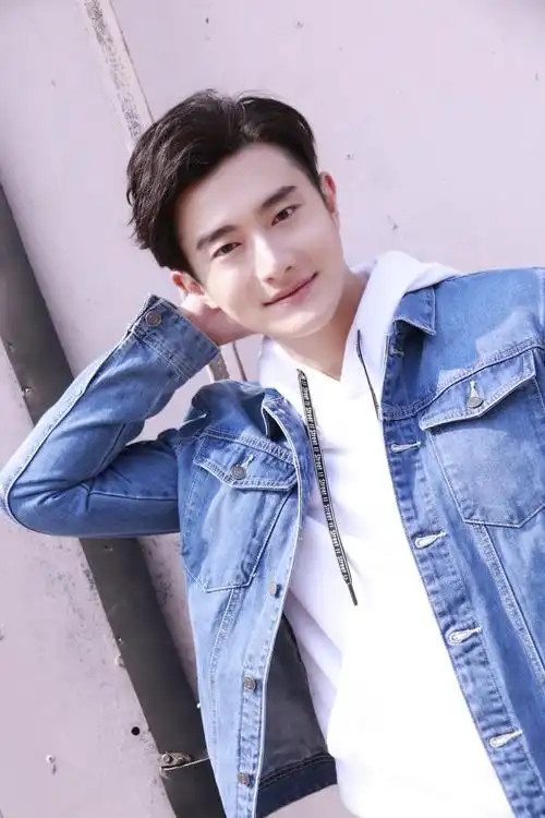 樊驿宁早春写真曝光 牛仔男孩显青春范儿