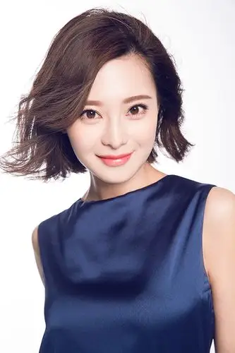 个人写真:成玉元君春装上线 王汀时装大片清澈自然