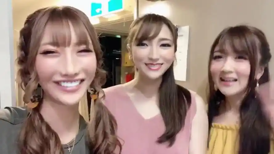 大槻响&aika&神咲诗织晒自拍,貌似是参加神咲诗织的演出~-娱乐视频-搜