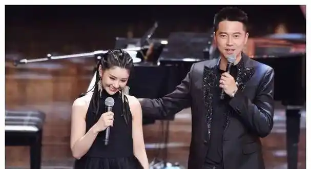 李小萌,王雷共庆生,李小萌穿挂脖露背连衣裙,幸福满溢!