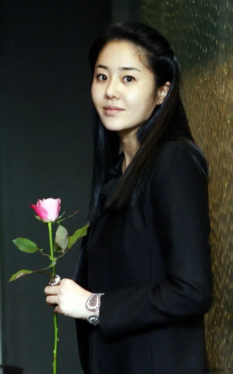 高贤贞长发披肩