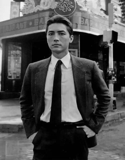 3,穿搭得体可以看看尊龙的照片,会发现他无论是正装还是休闲装,每一套