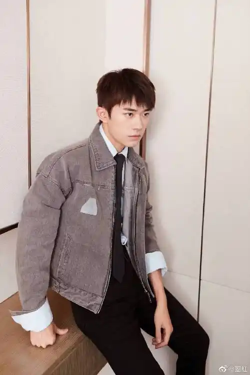 长相干净的初恋脸#初恋男孩易烊千玺,清冷干净的气质太绝了,让人很难