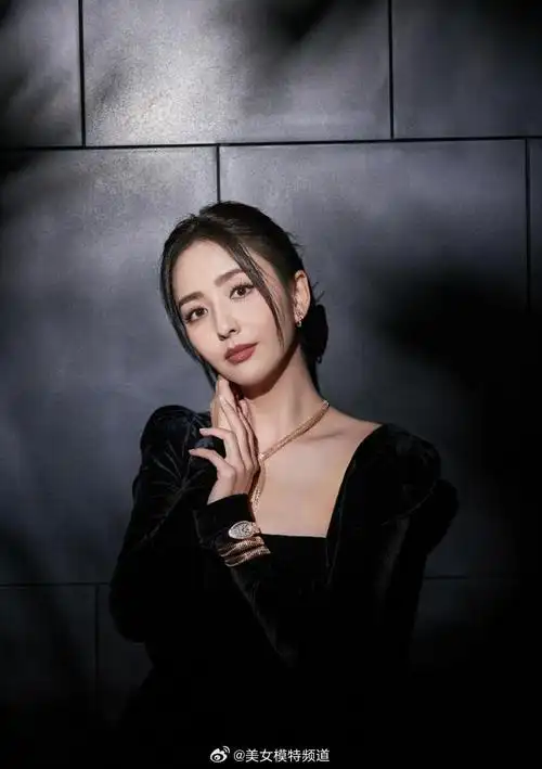 佟丽娅一身黑色丝绒长裙优雅高贵雨中撑伞显清冷气质