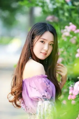 使人多看几眼的小家碧玉长发裙装美女