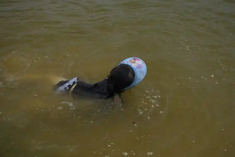 夏天好热,到河边凉爽一下.有个可爱的小姐姐在游泳.