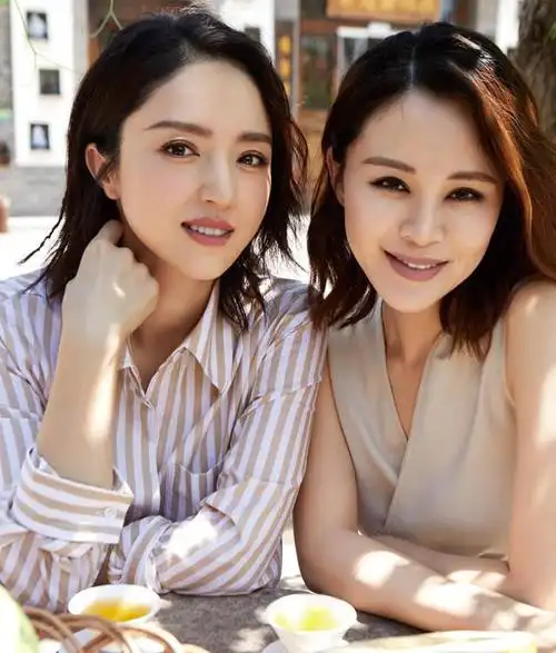 董璇和佟大为老婆关悦罕见同框,撞脸像双胞胎,都是美人命运不同