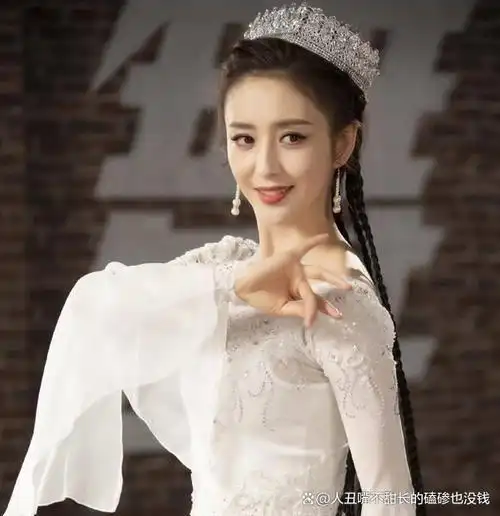 佟丽娅作为著名女演员的一生经历了很多挫折和艰辛,她的故事也成为了