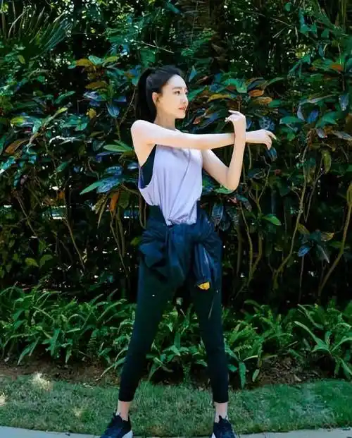 王丽坤晒健身照,没有一点出汗的迹象,摆动幅度小,没有进入状态