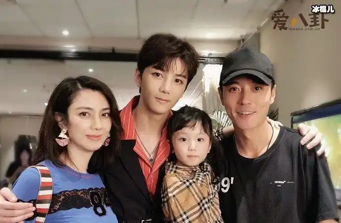 将洪欣伤得很深,生下儿子后取名张镐濂,但不被莫少聪承认,直到他7岁了