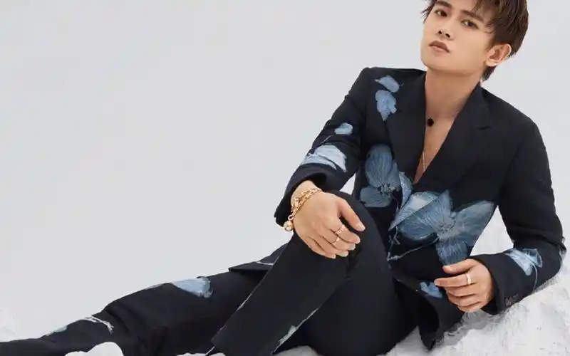 回车桌面>电脑壁纸>明星>大陆明星>任嘉伦九号摩登时尚封面大片写真>