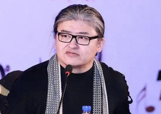 58岁刘欢罕见露面!满头长发花白显老态,一旁毛阿敏素颜皮肤细嫩