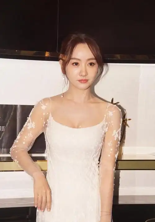 美女明星馆杨蓉宛如一朵芙蓉花