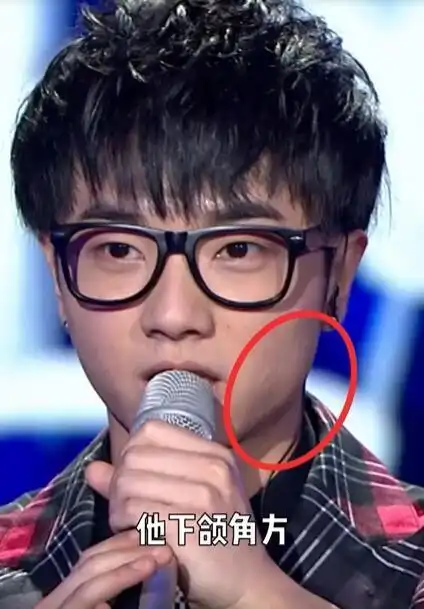 从小绿晒出的照片来看,出道前华晨宇的素颜照和现今他微博里的自拍照