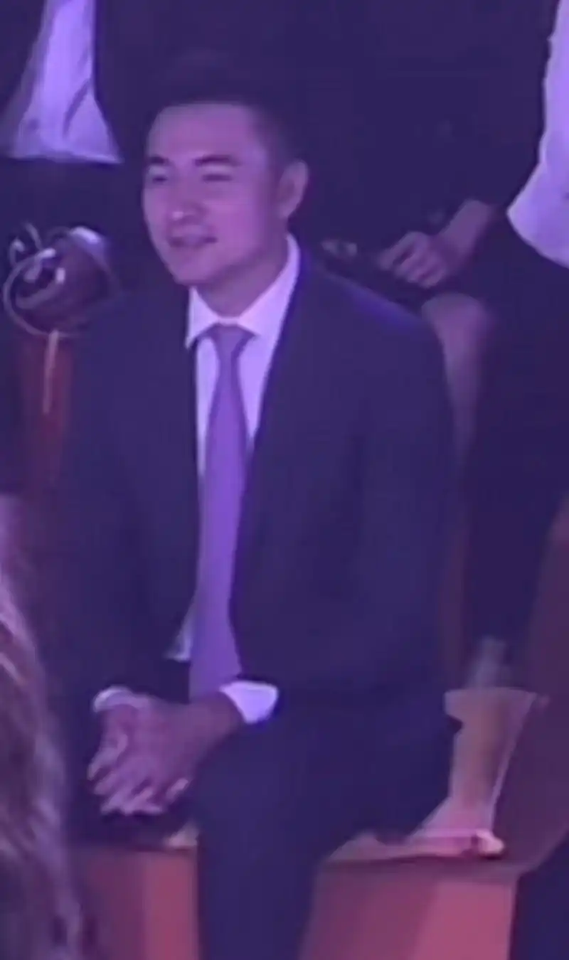 "甜心教主"王心凌深圳商演秒变演唱会,鸿荣源赖公子变迷弟!