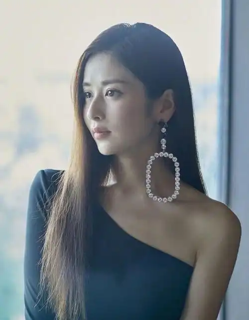 43公斤的女大学生走了,30多公斤的女明星没事,明星减肥为啥没事