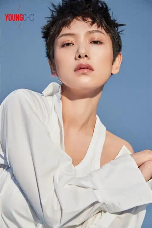 风向标尽情期待即将在12月15日上映的由李晓峰参与主演的电影《芳华》