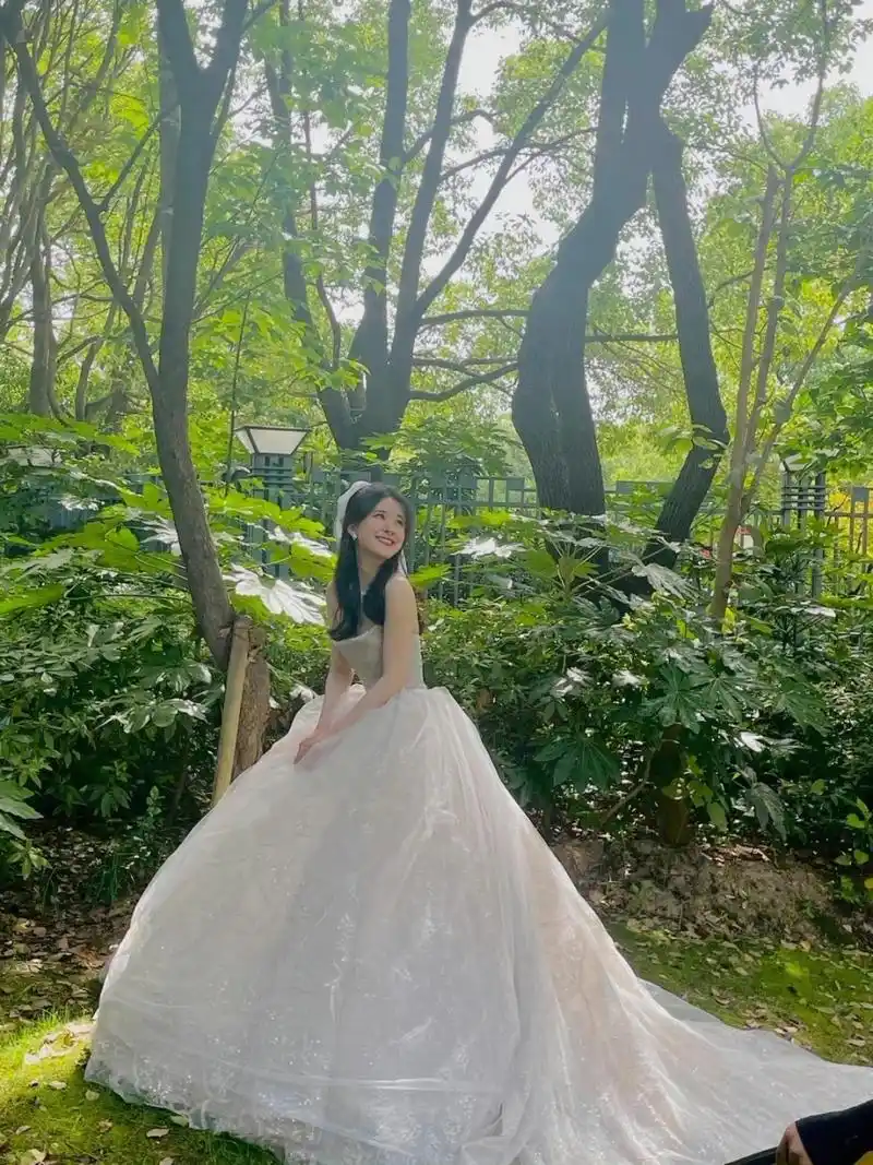 美人图鉴# 赵露思婚纱