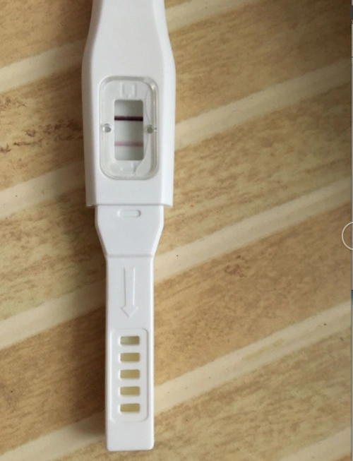 大姨妈已经推迟一个星期了,今天买了个验孕棒试了一下,发现有两条杠